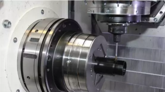 機械加工現有生產模式主要體現在工裝應用落后，效率低下，工人加工零件時裝夾及找正時間長，特別是單件或小批生產頻繁更換工裝時，大多數時間都是在安裝OTT-JAKOB夾具及找正。